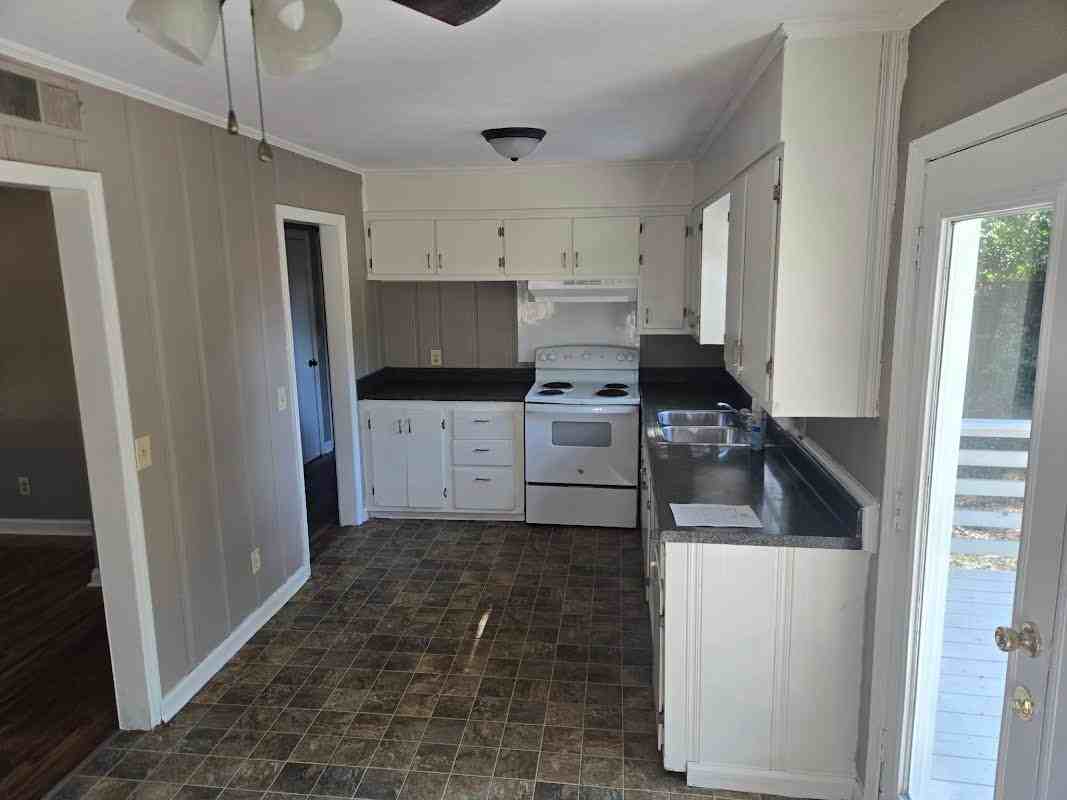 220 Robinwood Cir #NA - Photo 3 of 11