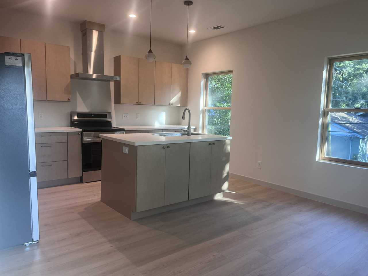 1111 E 32nd St #B - Photo 4 of 10