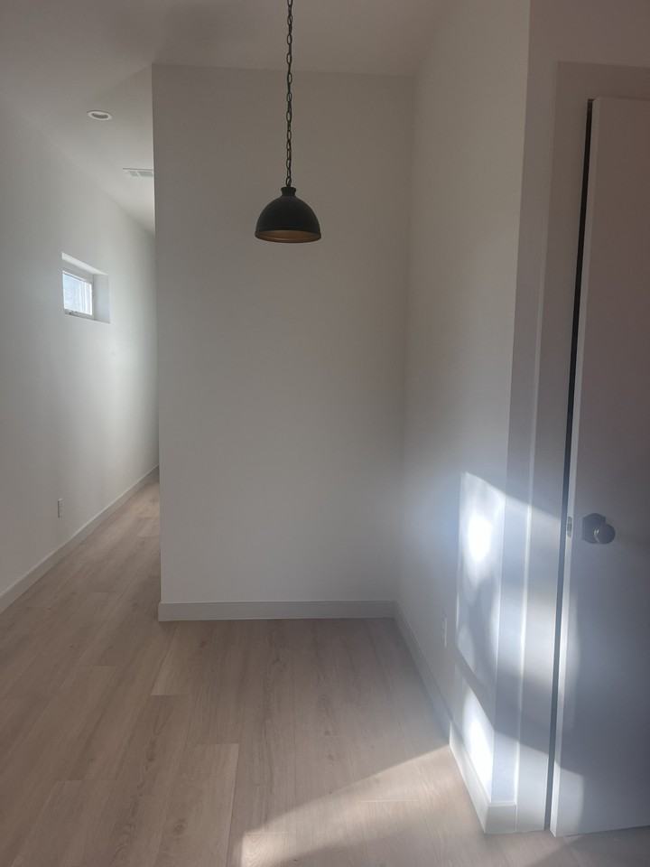1111 E 32nd St #B - Photo 5 of 10
