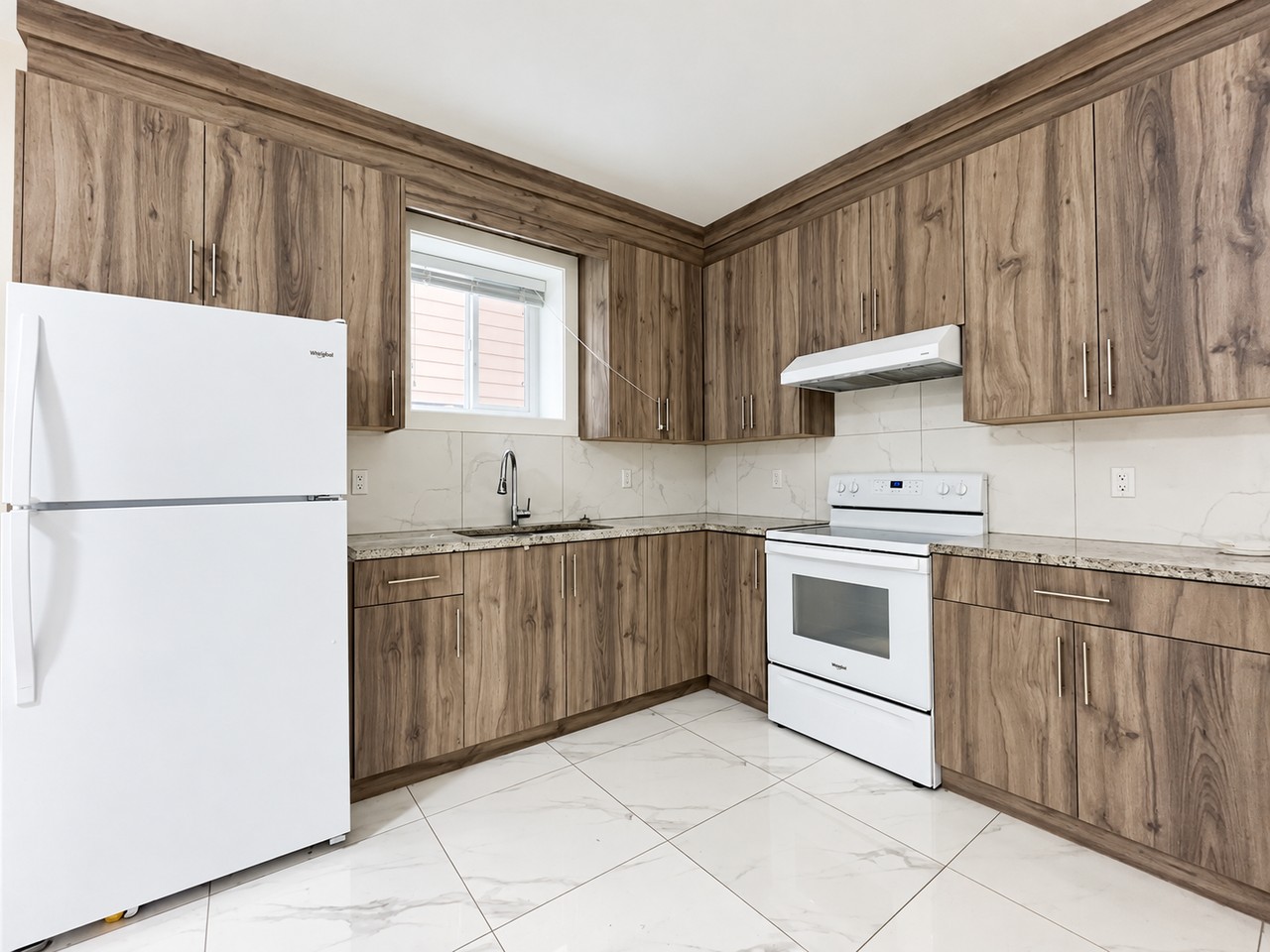 20549 70A Avenue - Photo 4 of 15