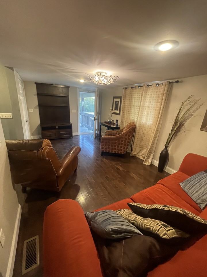 133 Brooks St - Photo 4 of 18
