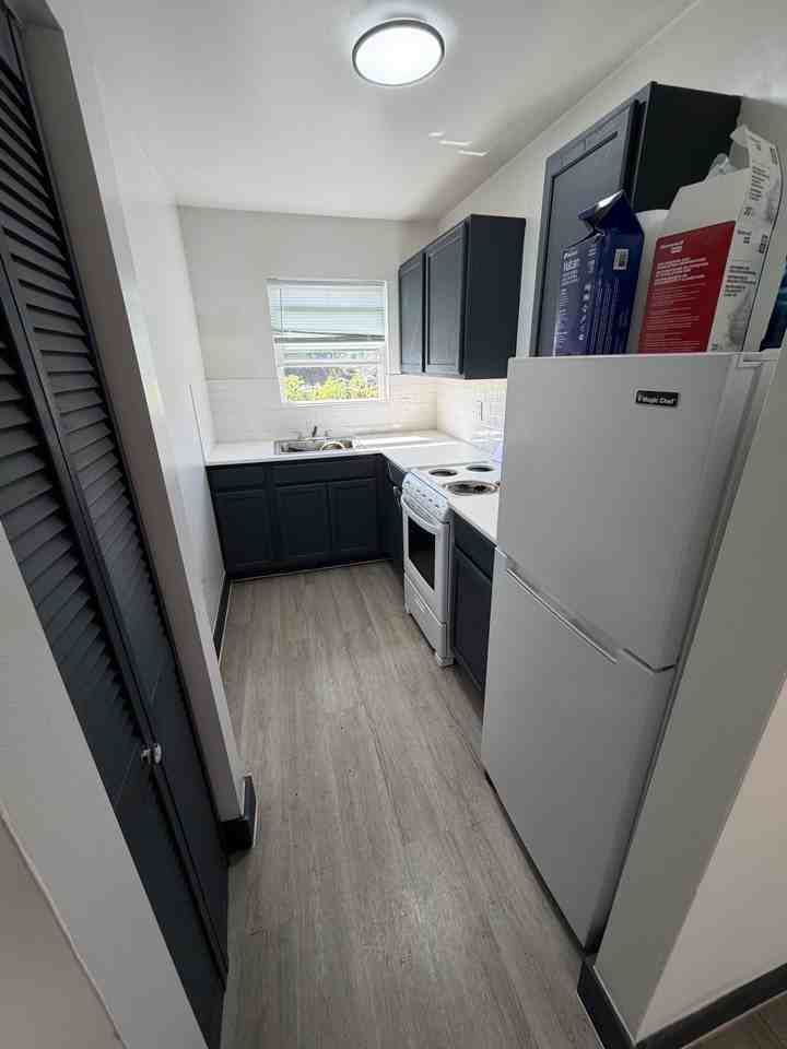 1068 Sutter Ave #H - Photo 4 of 7