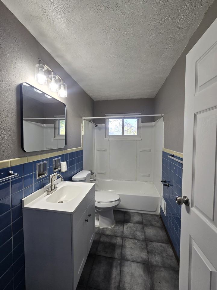 1921 W Grand Ave #3 - Photo 5 of 7