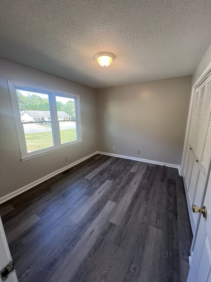 144 Colonial Dr - Photo 4 of 11