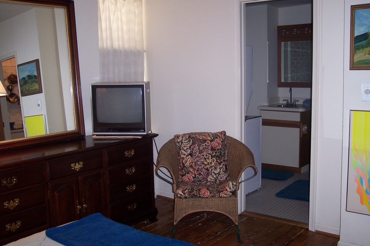 819 N Jackson St #1 - Photo 4 of 9