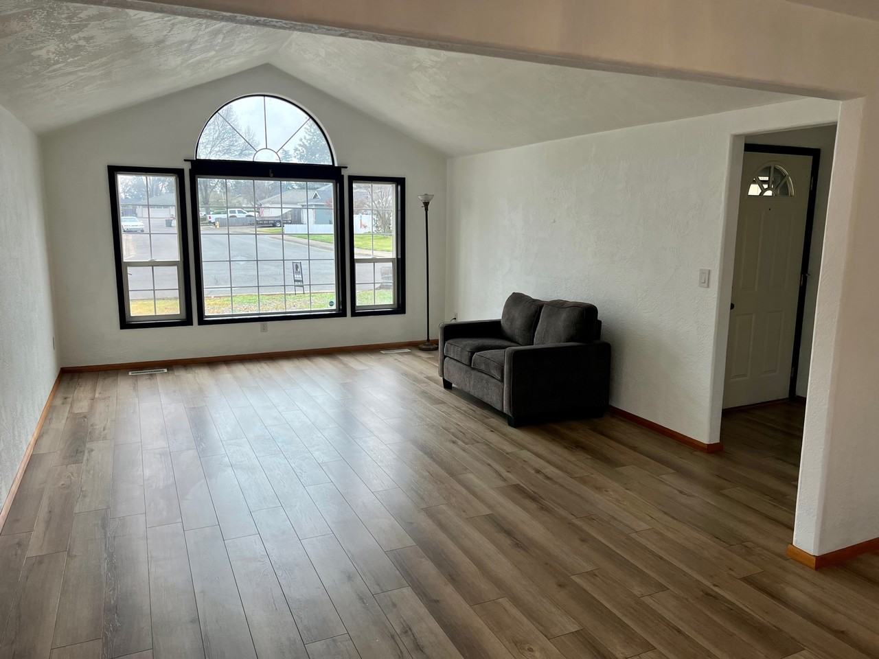 877 Westrop Dr #1 - Photo 4 of 31