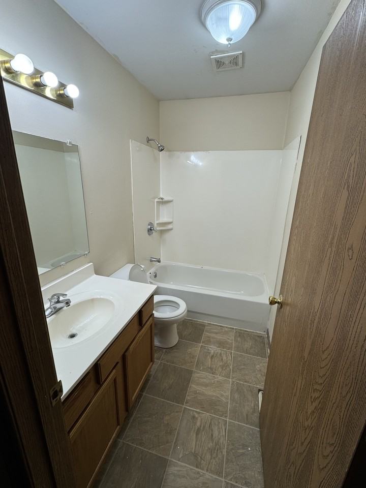 30 Cambridge Dr #7 - Photo 4 of 19