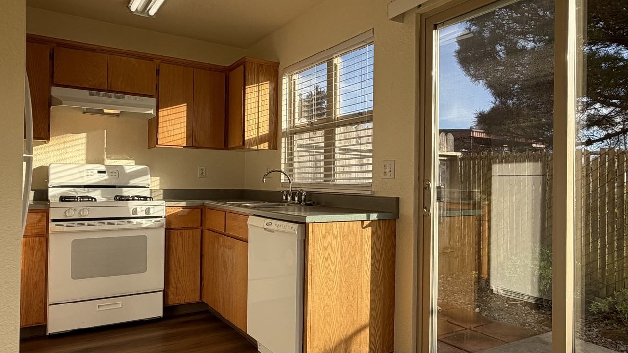 1598 Railroad Dr #D - Photo 4 of 40