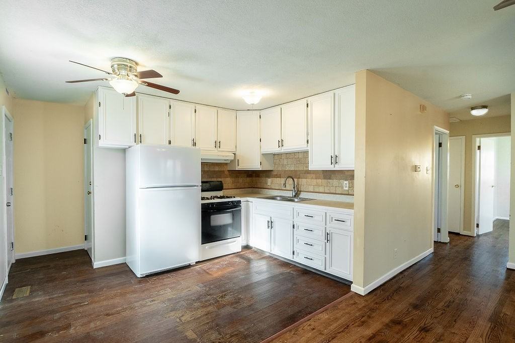 825 Se Eastgate Dr #1 - Photo 3 of 16
