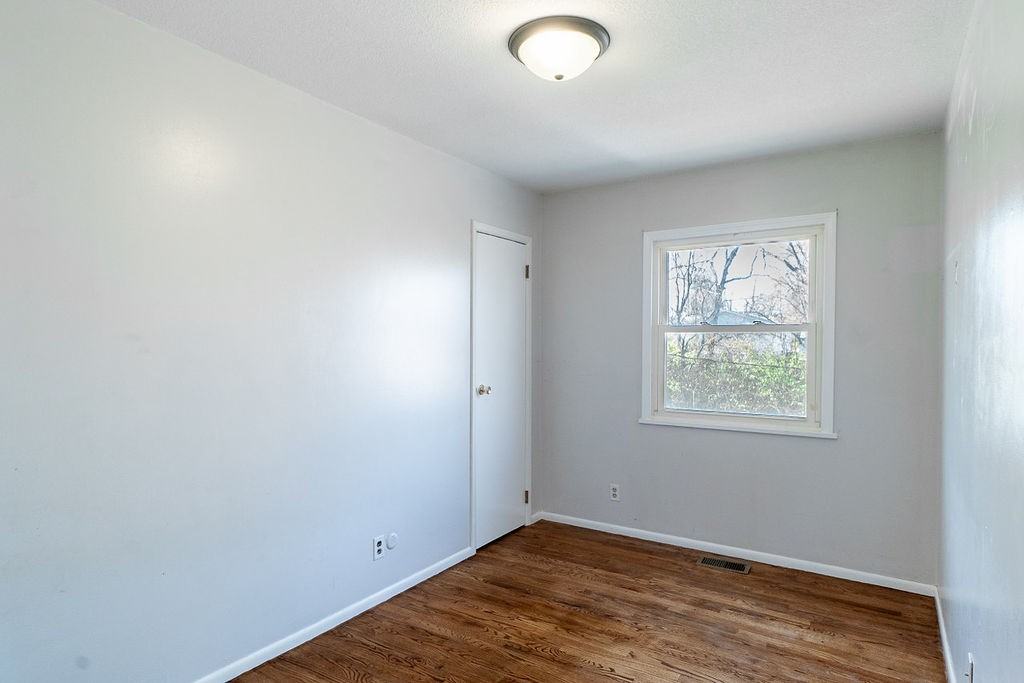 825 Se Eastgate Dr #1 - Photo 5 of 16
