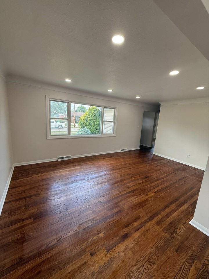 4188 E 187th St #1 - Photo 5 of 18