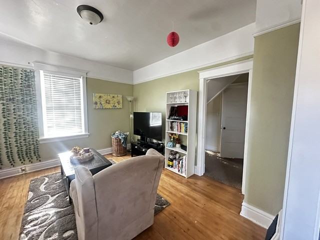 607 E 7th St #1 - Photo 3 of 24