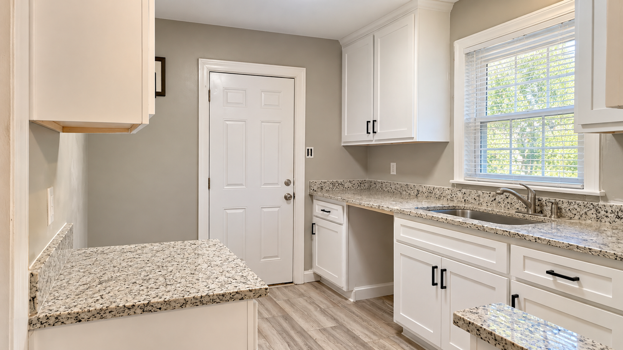 1005 10th Ave - Photo 4 of 8