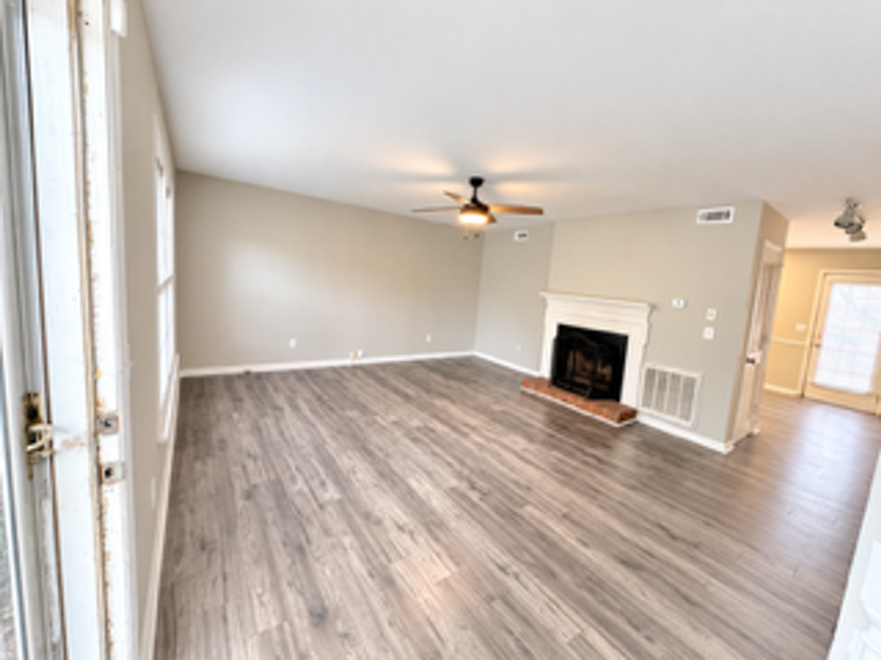 906 Hammack Dr - Photo 4 of 11