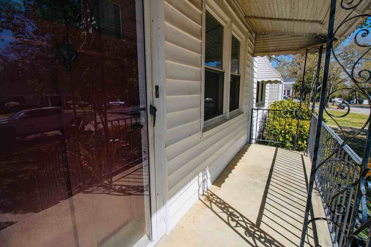 1011 Woodlawn Ave - Photo 5 of 31