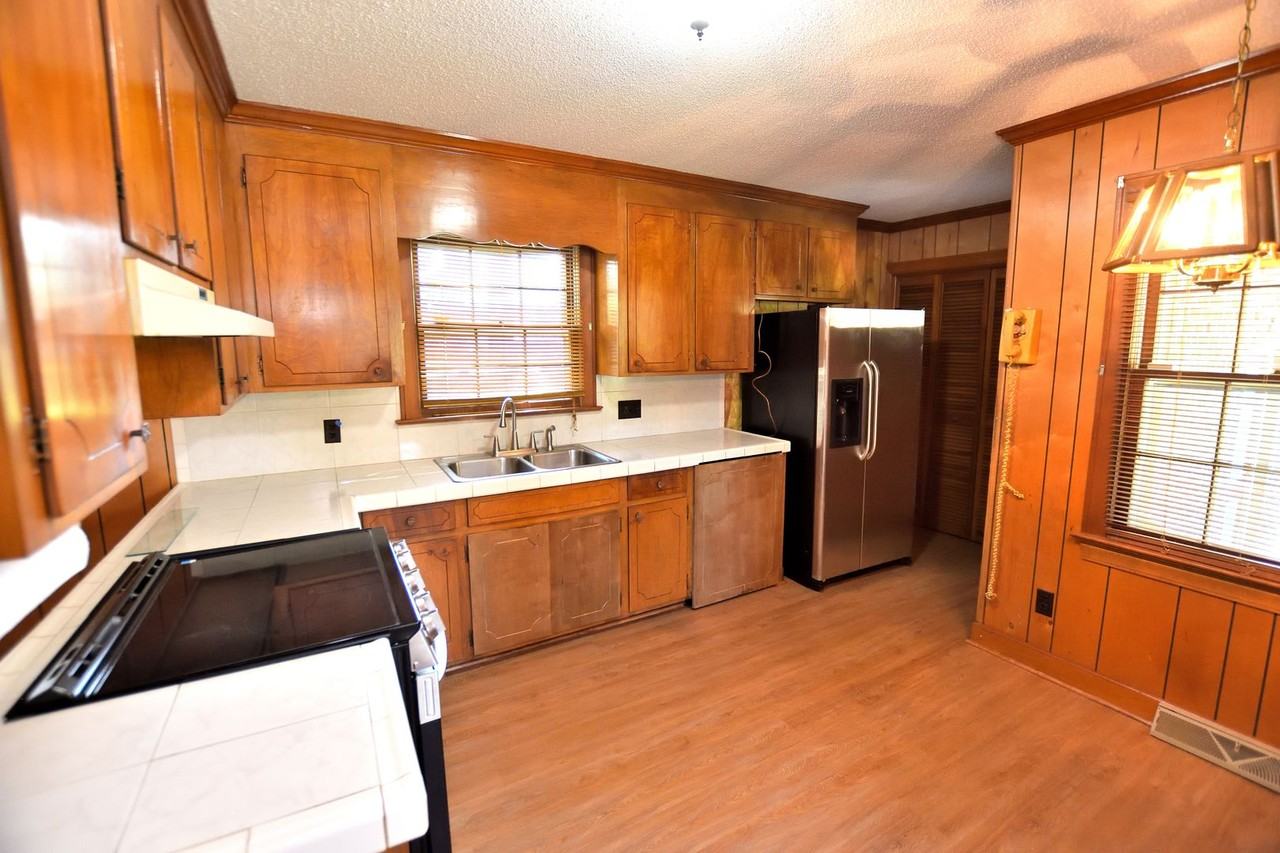 1813 Leggett Rd - Photo 6 of 18