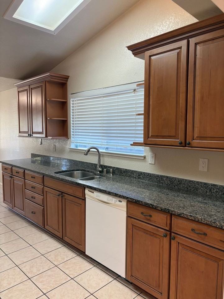 1304 Tyler Ct - Photo 2 of 23