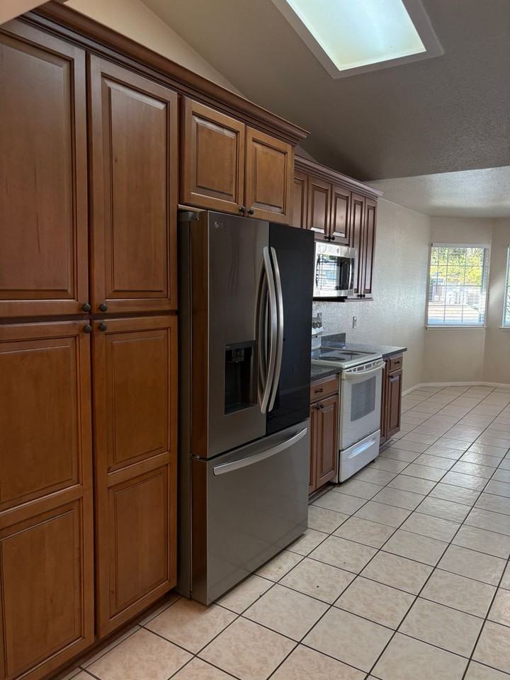 1304 Tyler Ct - Photo 3 of 23