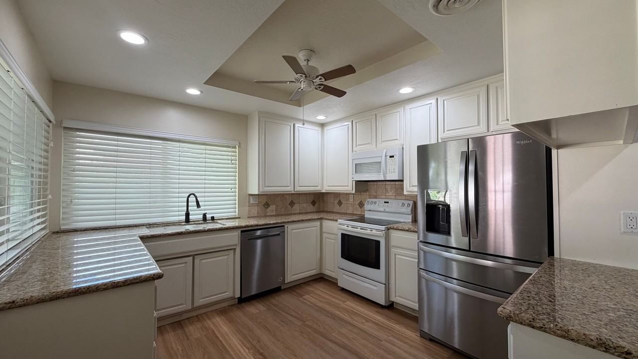 624 W Felspar Ave - Photo 4 of 13