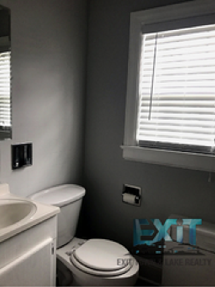226 Windsor St - Photo 4 of 14