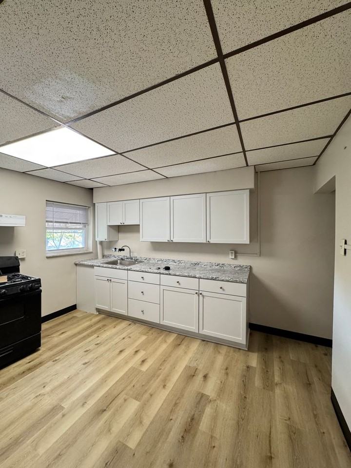 140 Marsden St - Photo 2 of 14