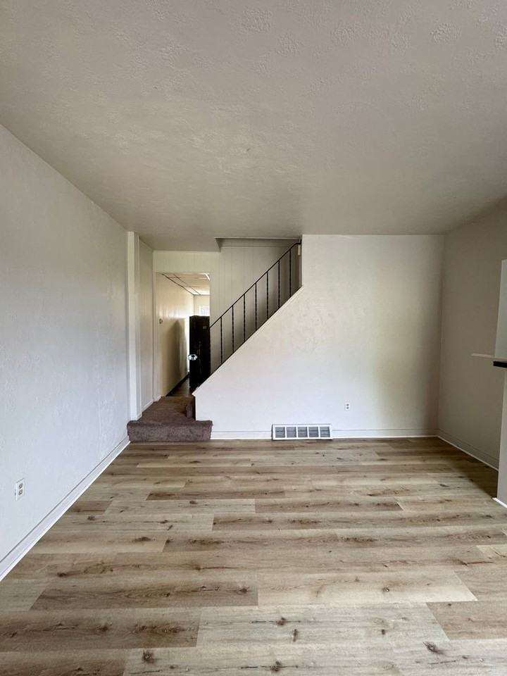 140 Marsden St - Photo 5 of 14