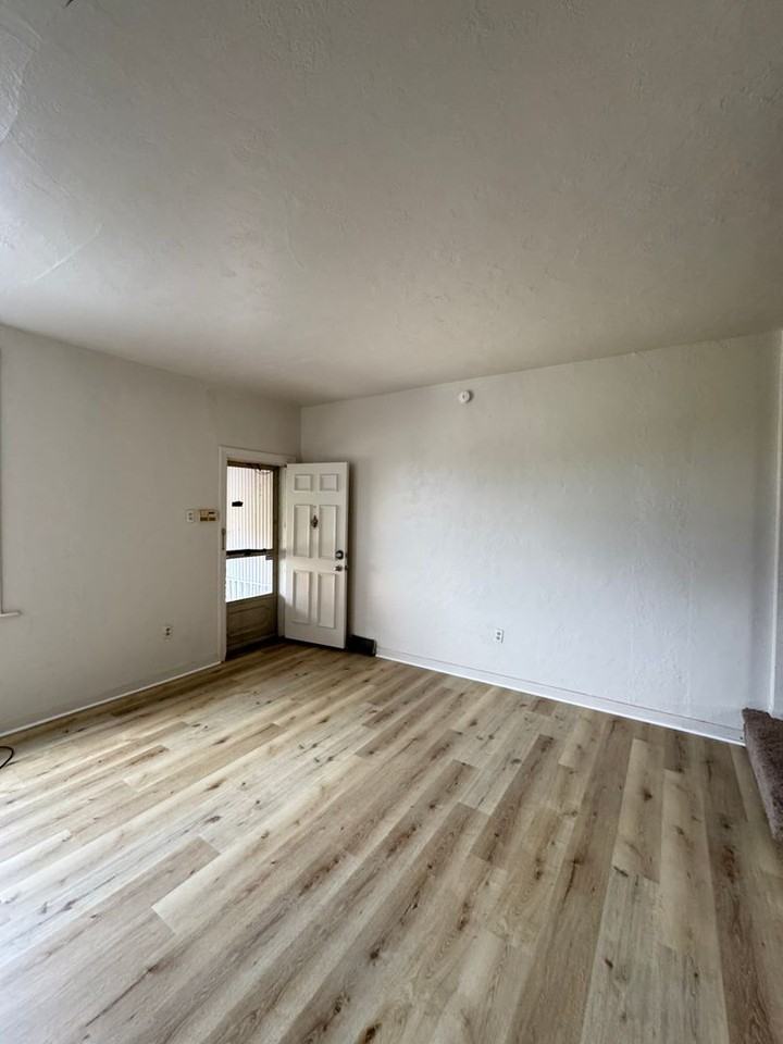 140 Marsden St - Photo 7 of 14