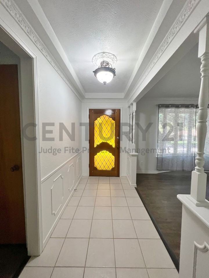 1008 Pine Tree Ln - Photo 2 of 20