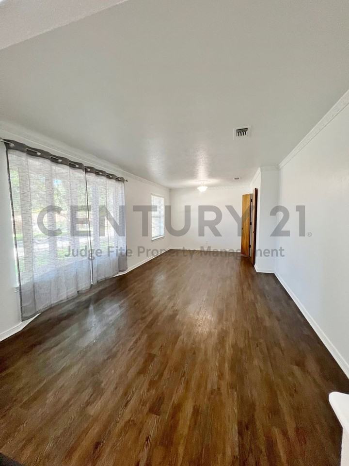 1008 Pine Tree Ln - Photo 3 of 20