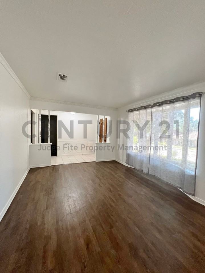 1008 Pine Tree Ln - Photo 4 of 20
