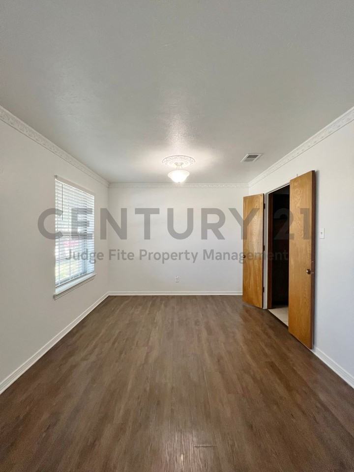 1008 Pine Tree Ln - Photo 5 of 20