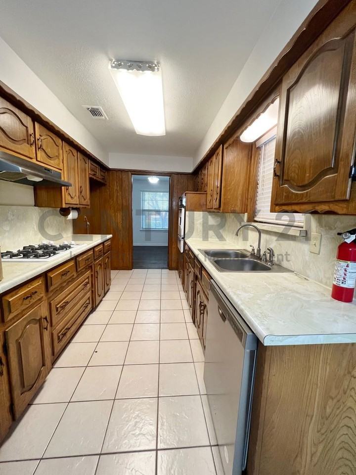 1008 Pine Tree Ln - Photo 6 of 20