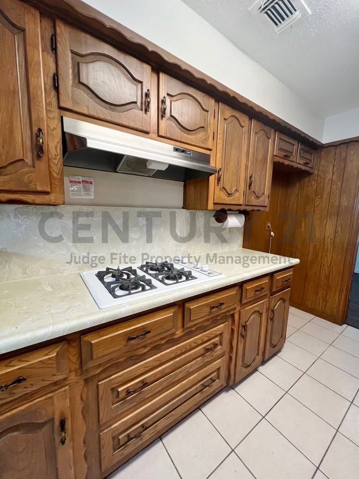 1008 Pine Tree Ln - Photo 7 of 20
