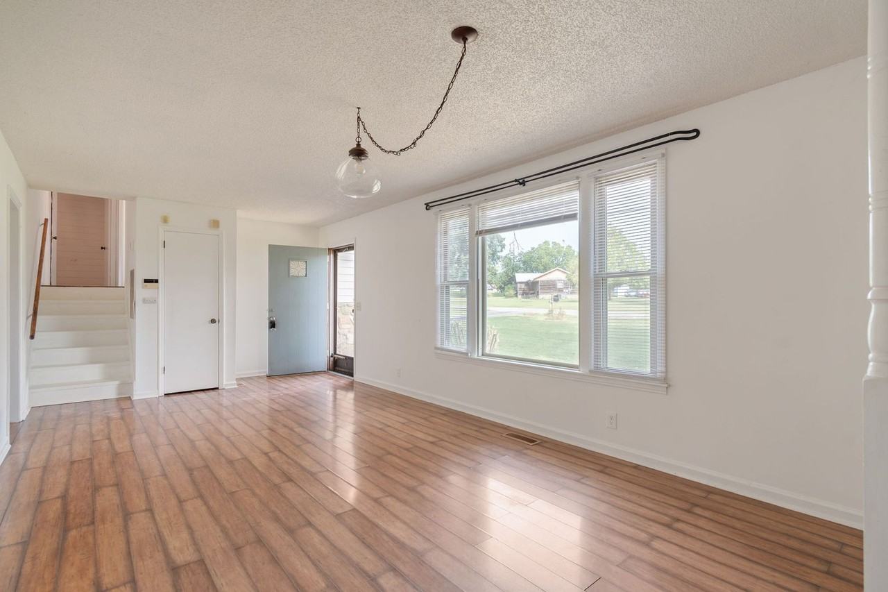 101 Creekwood Dr - Photo 5 of 33