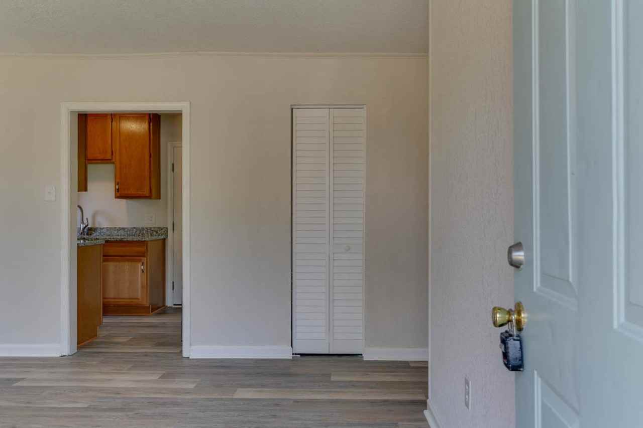 7904 Wickham Ave - Photo 6 of 30