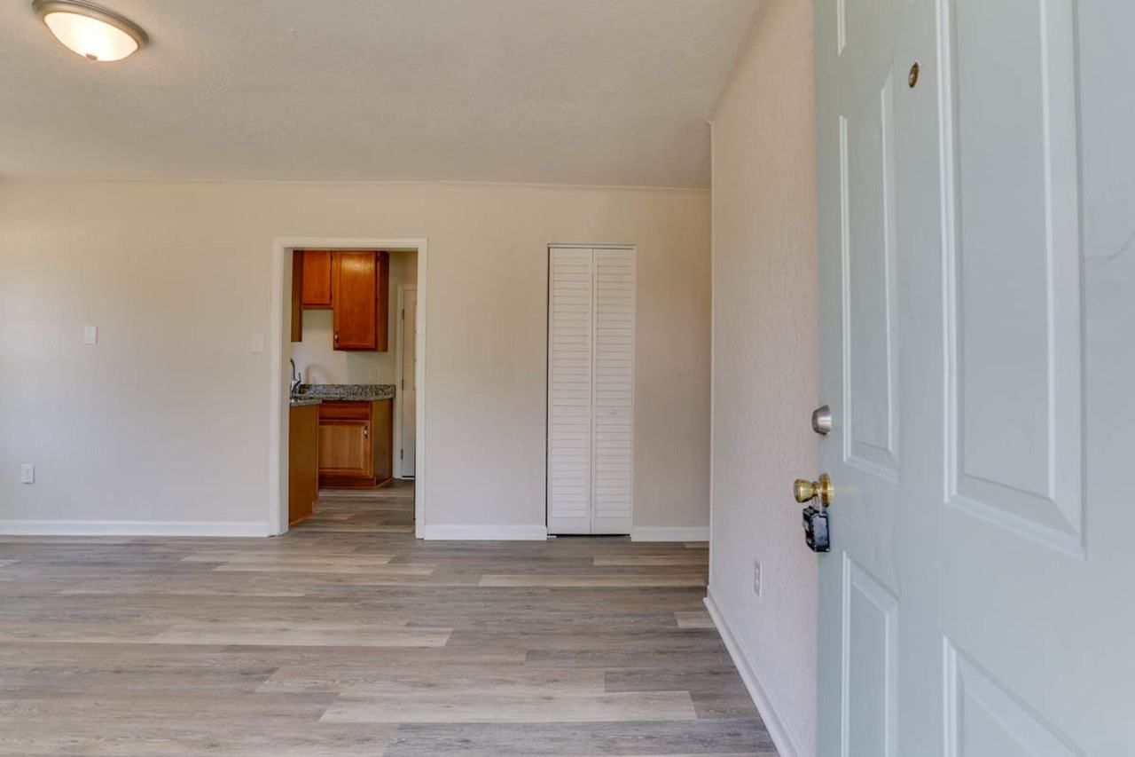 7904 Wickham Ave - Photo 7 of 30