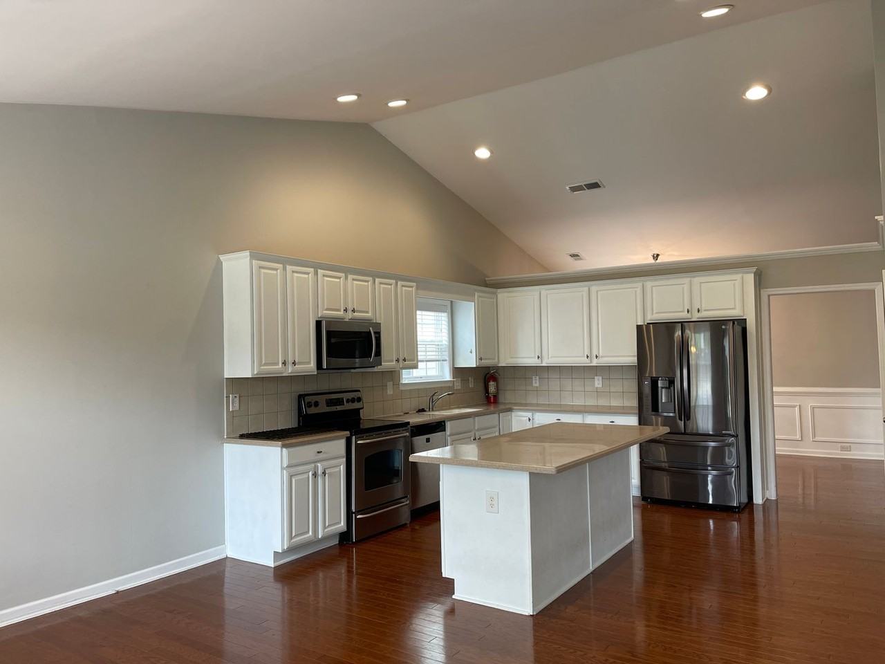 1052 Southwood Dr - Photo 3 of 25