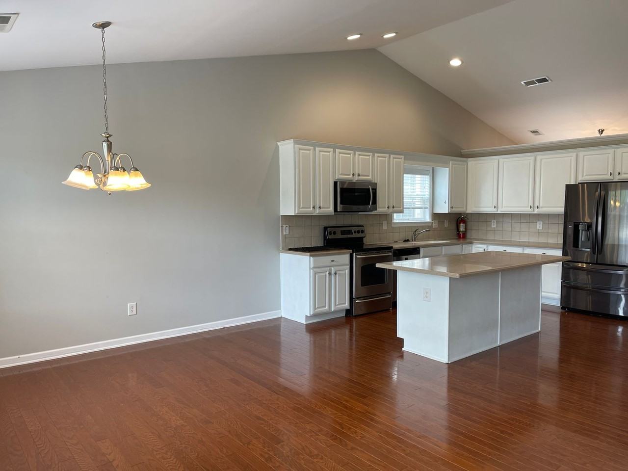1052 Southwood Dr - Photo 4 of 25