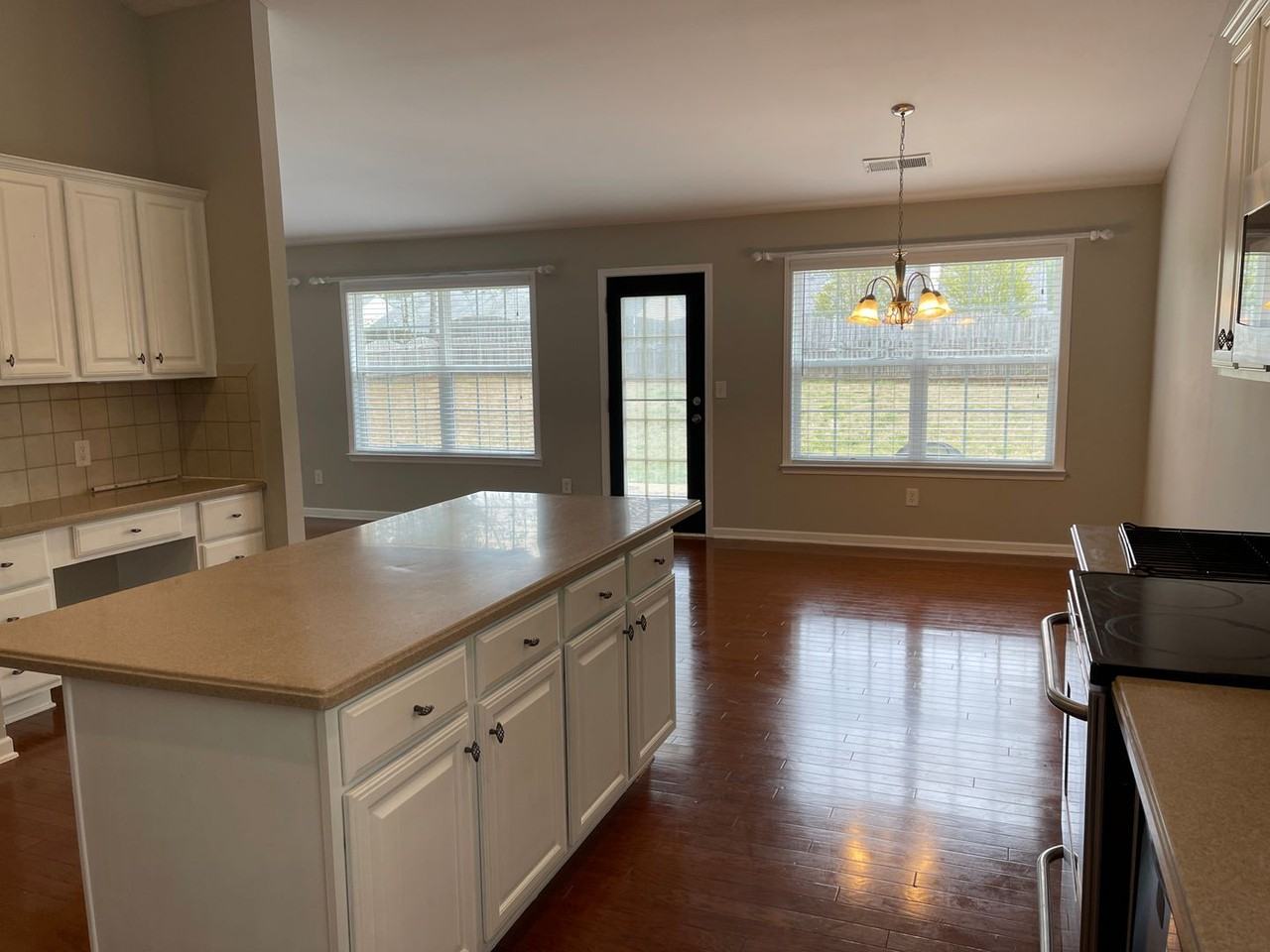 1052 Southwood Dr - Photo 5 of 25