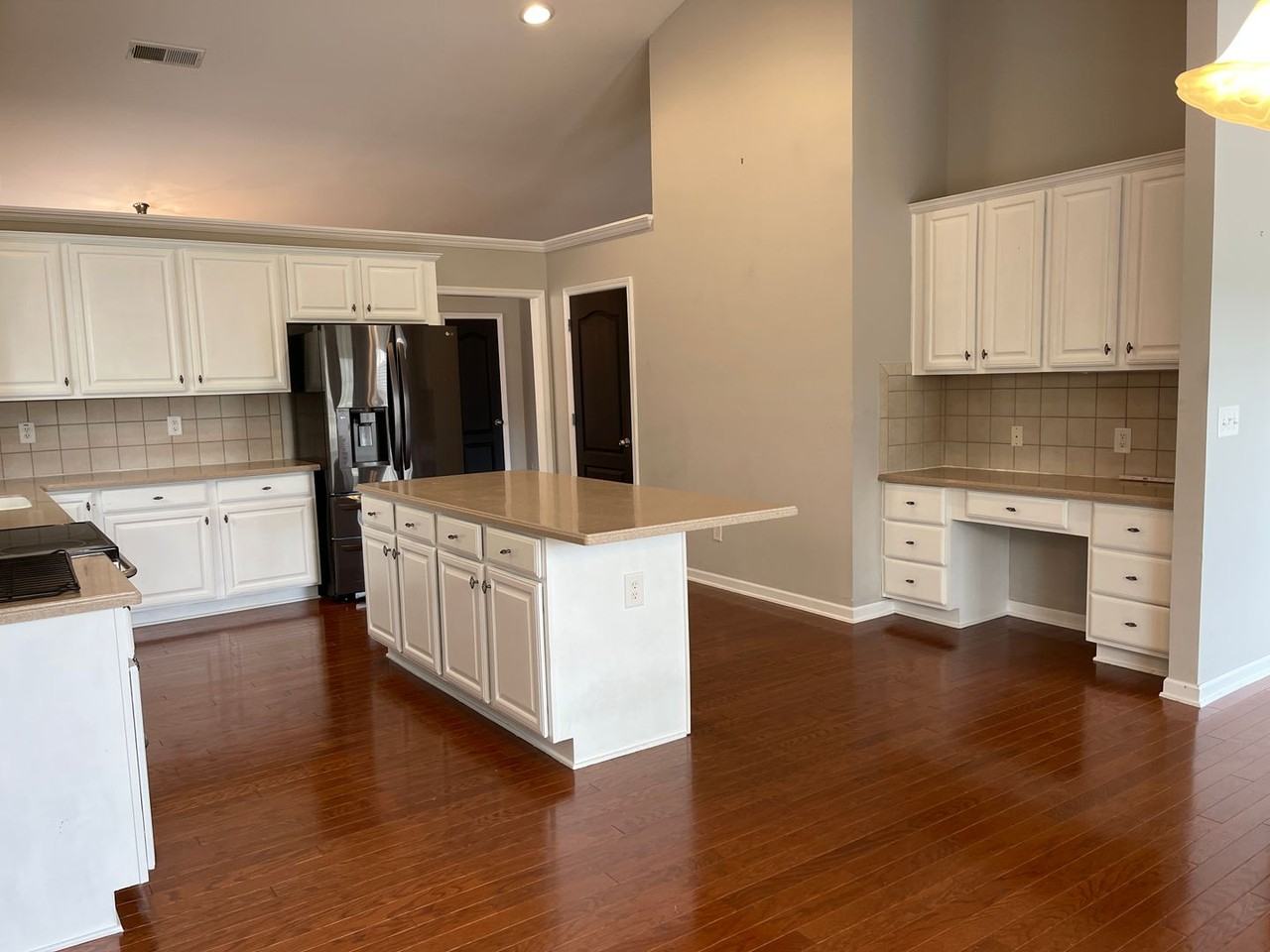 1052 Southwood Dr - Photo 6 of 25