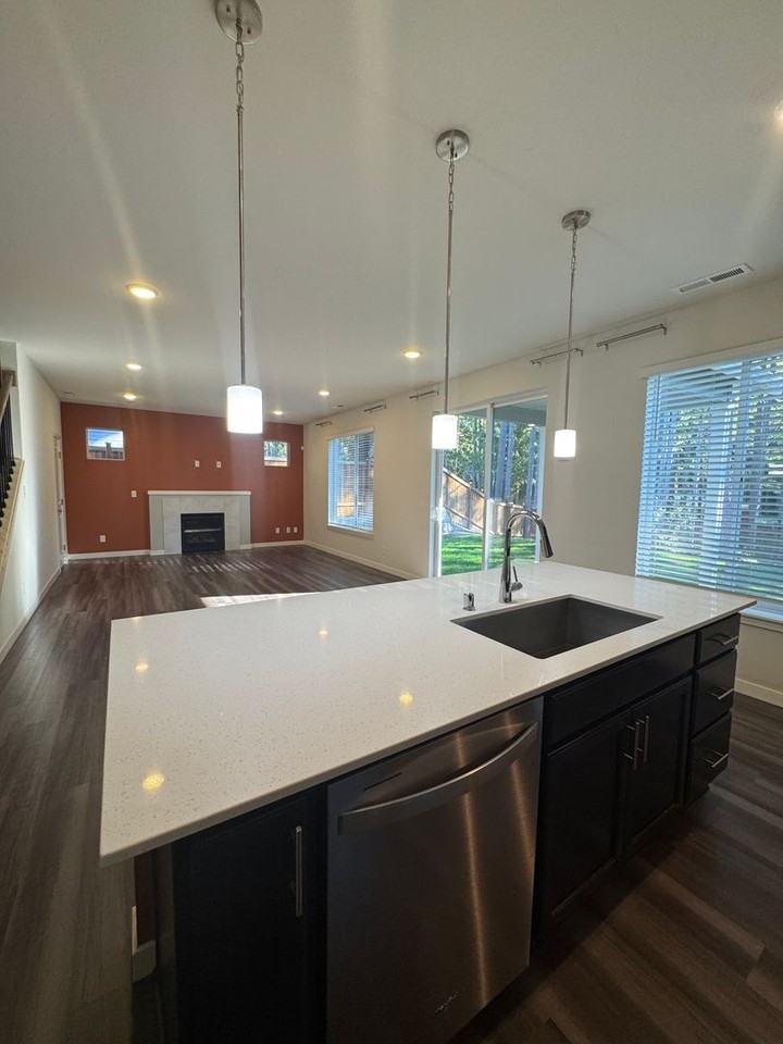 22102 Jameson Ave Nw - Photo 3 of 24