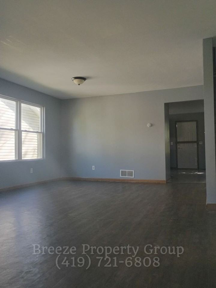 205 W Chalmers Ave - Photo 2 of 14