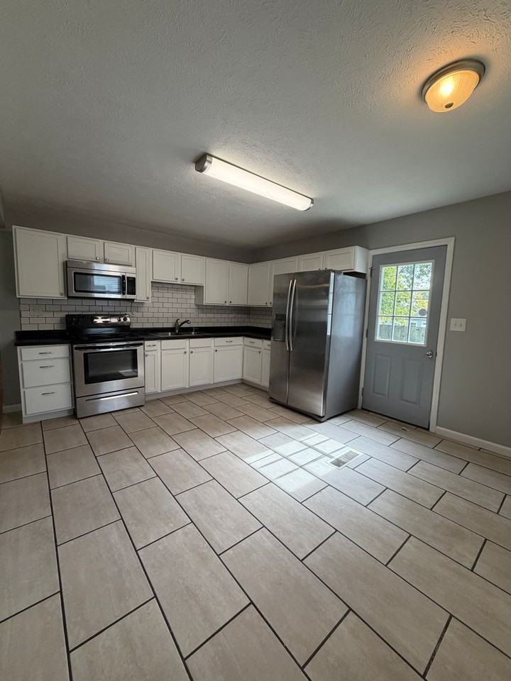 623 E Pine St - Photo 3 of 11
