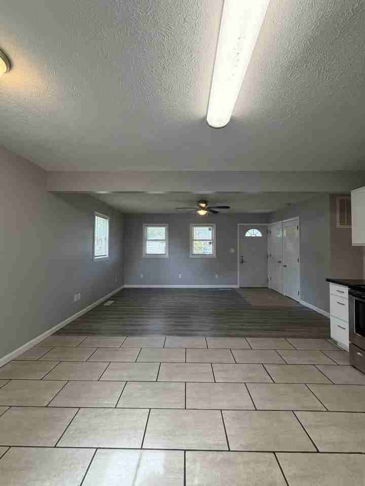 623 E Pine St - Photo 4 of 11