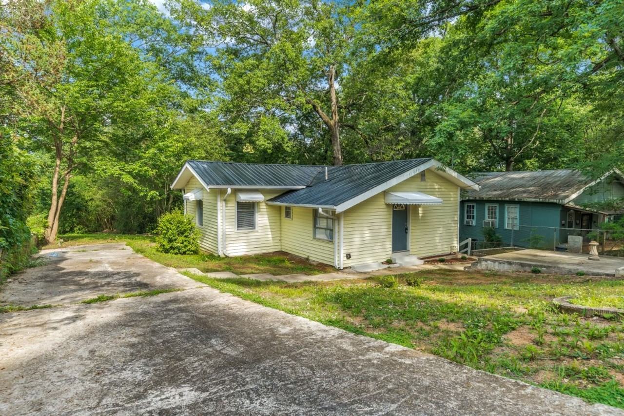 211 Lakeshore Cir - Photo 2 of 22