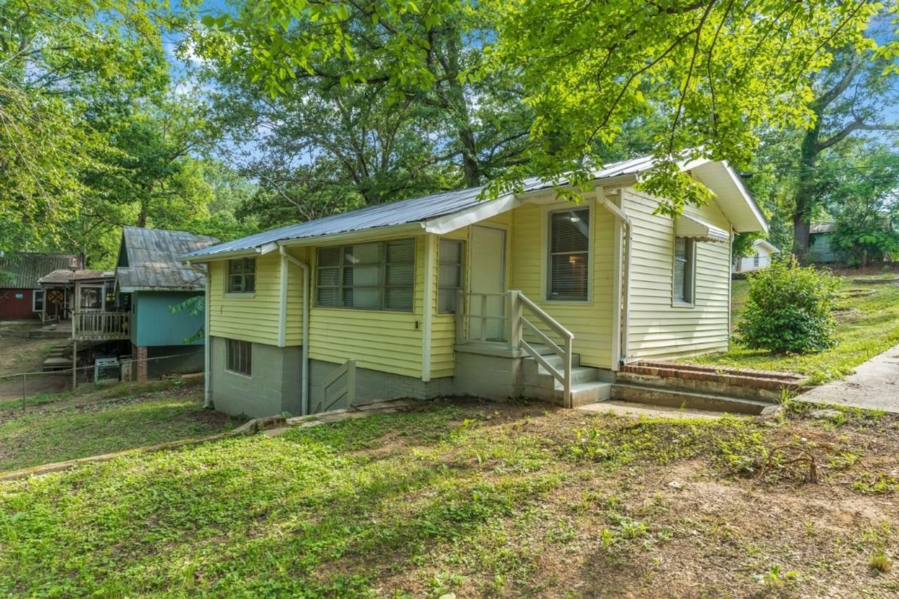 211 Lakeshore Cir - Photo 3 of 22