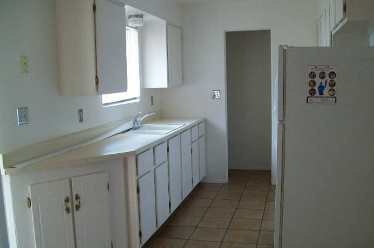 1118 W 9th St - Photo 4 of 13