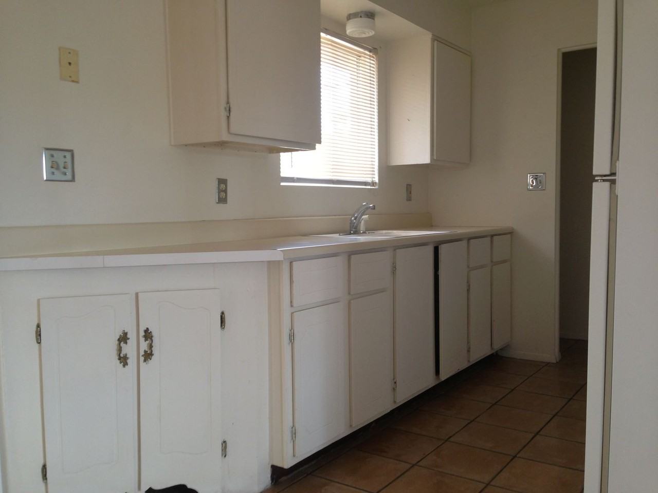 1118 W 9th St - Photo 5 of 13