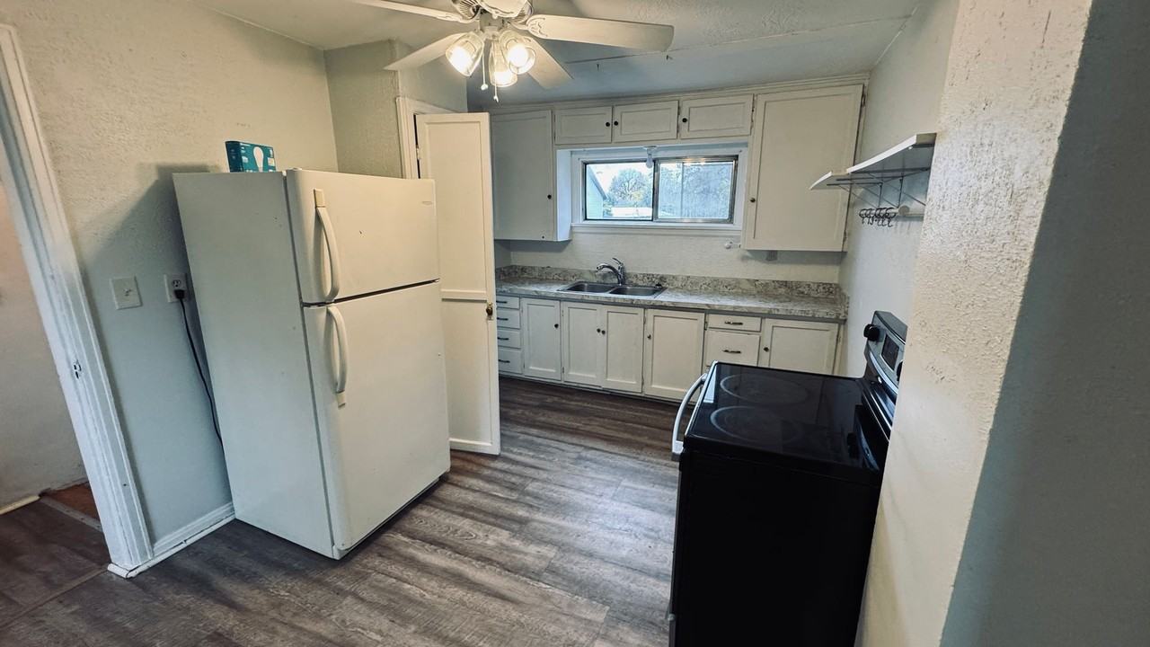 359 W 13th St - Photo 4 of 11