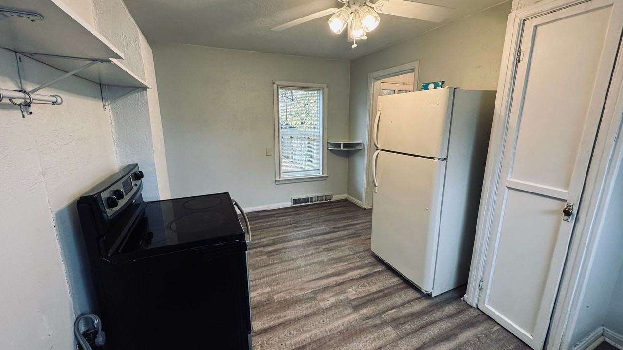 359 W 13th St - Photo 5 of 11